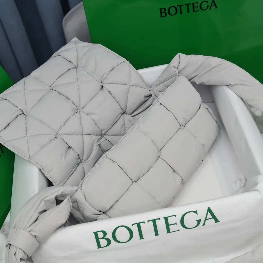 #𝐂𝐀𝐒𝐒𝐄𝐓𝐓𝐄 Nylon tofu tofu bag This Cassette is so cute, its cute appearance does not affect its practicality and the capacity is good! The fabric is low-key and very textured, suitable for daily wear with casual wear. The cross-woven design of the wide cloth is really stunning. The bag has a puffy shape and feels like a piece of tofu. It can be worn on one shoulder, cross-body or as a waist bag. You can also adjust the shoulder strap to the size of the bag under the armpit, so you can have it all! S30x15cm【8951#】